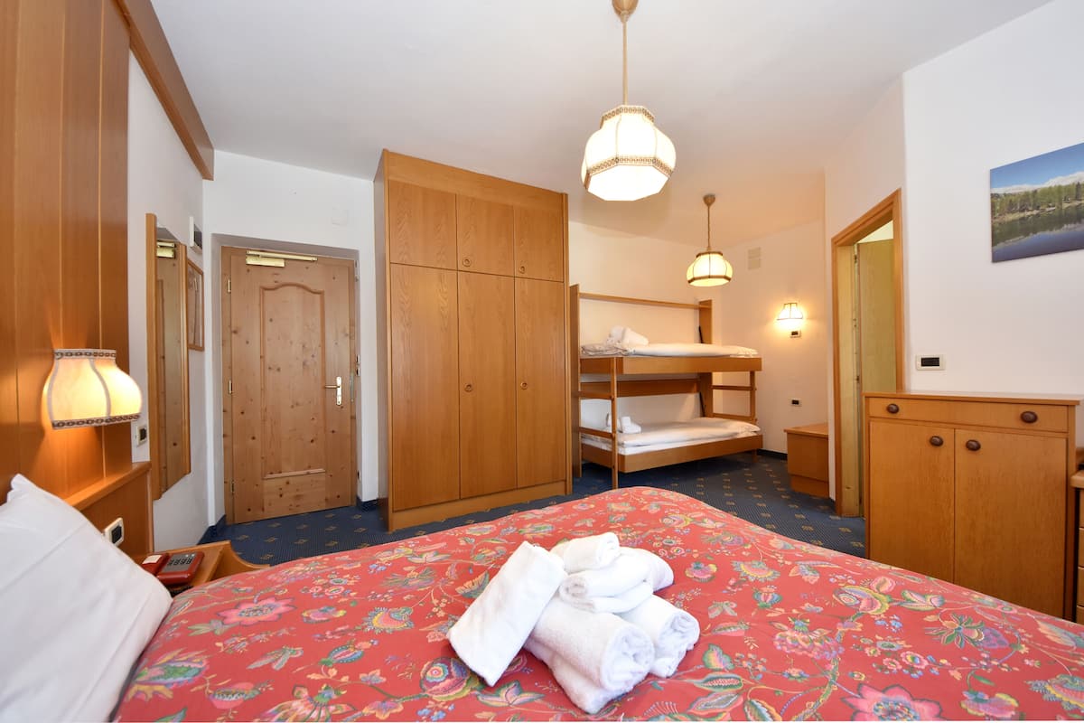 Familienzimmer (Panorama) | Zimmersafe, Schreibtisch, Verdunkelungsvorhänge, schallisolierte Zimmer