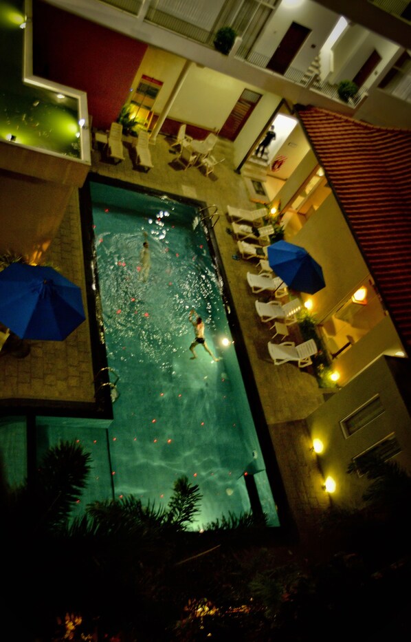 Una piscina al aire libre