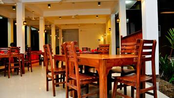 Aamiainen, lounas ja illallinen; kansainvälinen keittiö