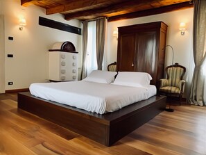 Memory-foam beds, in-room safe, desk, soundproofing
