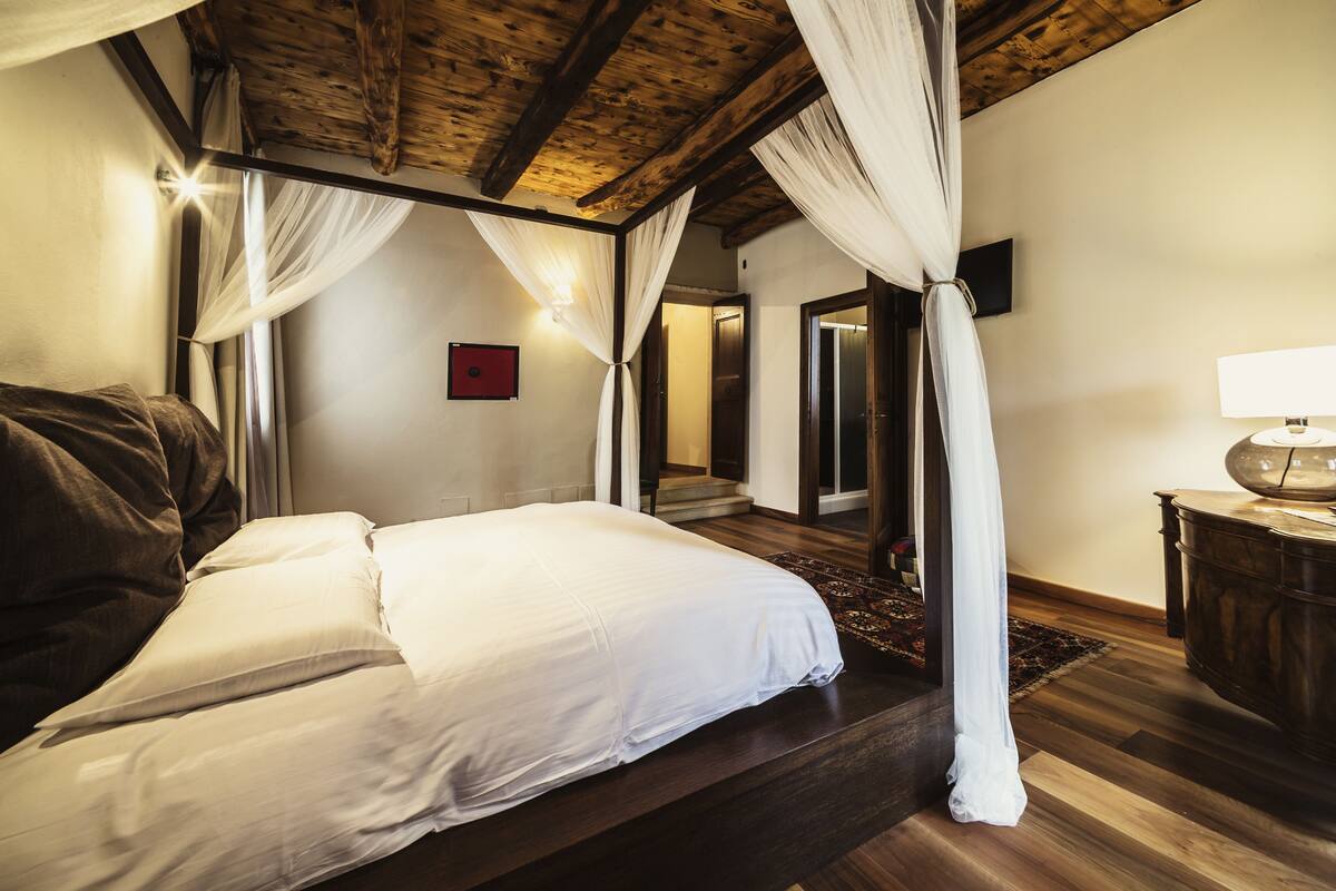 Memory-foam beds, in-room safe, desk, soundproofing