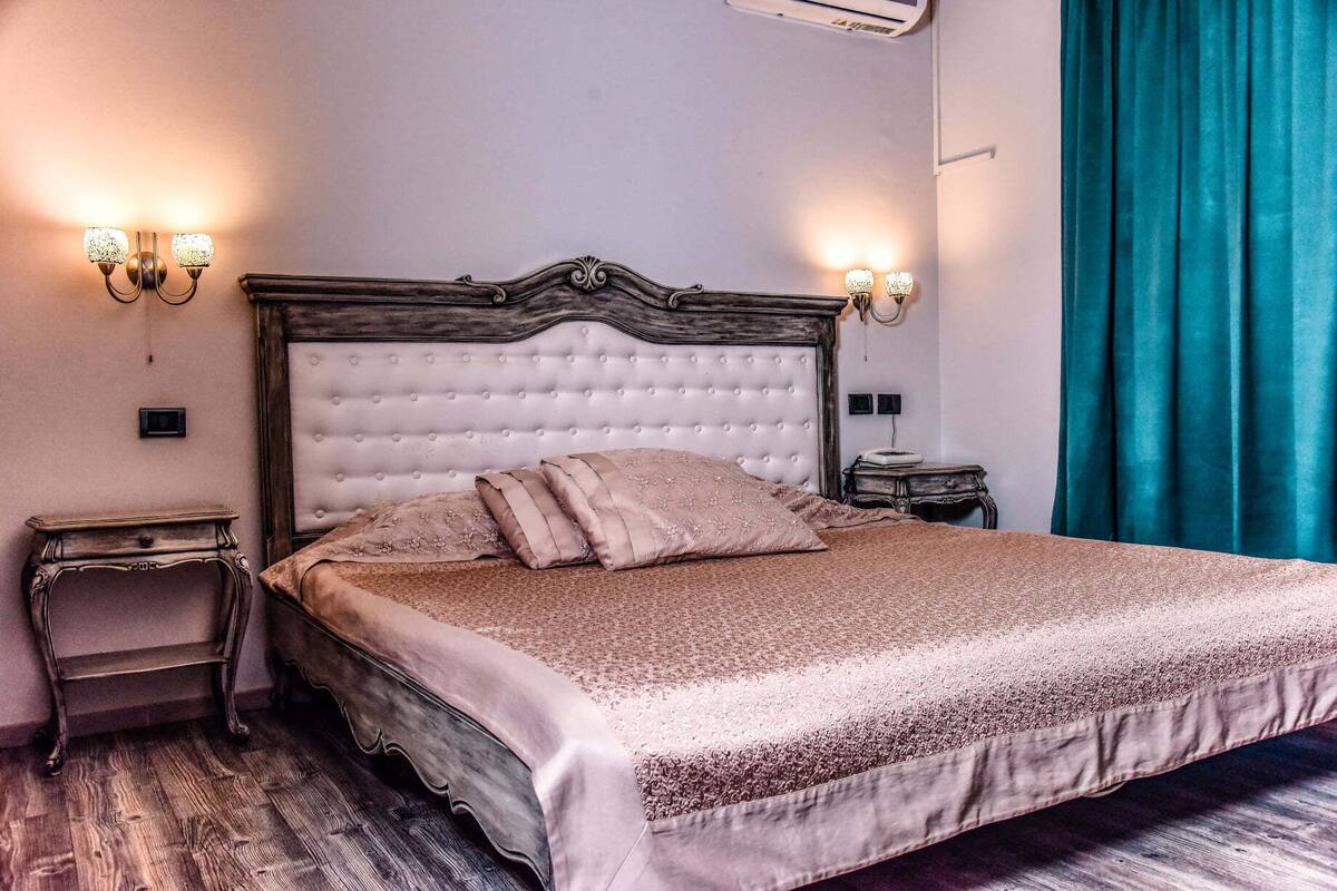 Family Quadruple Room, 2 Bedrooms, Balcony, City View | Peralatan tempat tidur premium, gebar bulu kapas, busa memori, bar mini