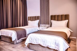 Standard Double or Twin Room, 1 Bedroom, Balcony, City View | Peralatan tempat tidur premium, gebar bulu kapas, busa memori, bar mini