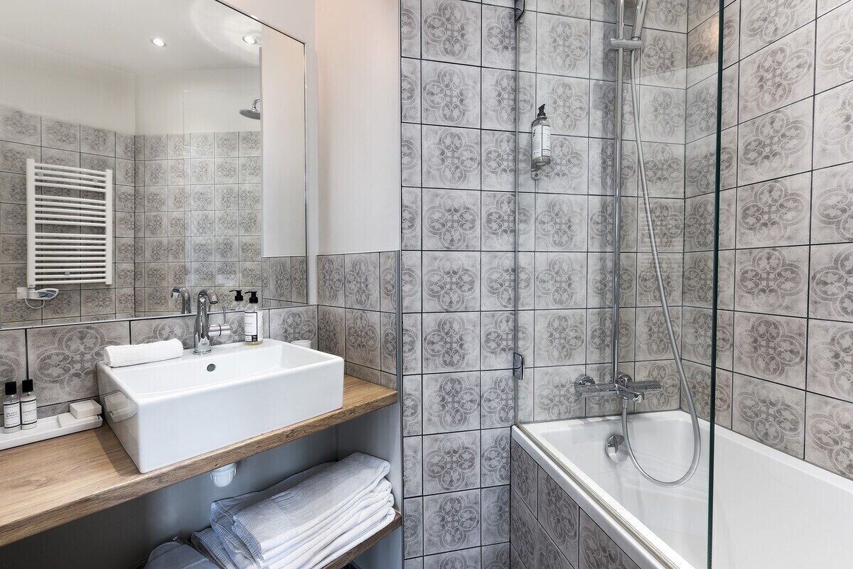 Apartamento, baño privado | Baño | Artículos de higiene personal gratuitos, secador de pelo y zapatillas