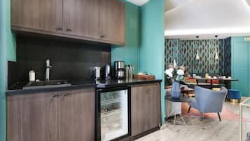Apartment, Ensuite | Private kitchen | Mini-fridge, microwave, espresso maker, coffee/tea maker