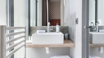 Apartment, Ensuite | Bathroom | Free toiletries, hair dryer, slippers, towels