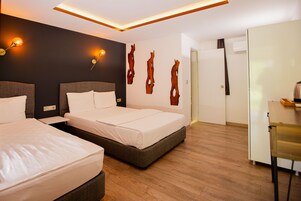 Minibar, sistema de insonorización y tabla de planchar con plancha 