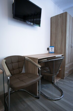 Driepersoonskamer, niet-roken, uitzicht op tuin | Een minibar, een bureau, een laptopwerkplek, verduisterende gordijnen