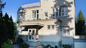 Un bâtiment à deux étages doté d’un balcon, d’une porte d’entrée et de fenêtres.