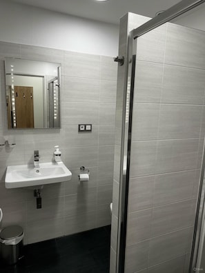 Ducha, artículos de tocador gratuitos, secador de pelo, pantuflas