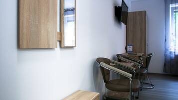 Tremannsrom, ikke-røyk, hageutsikt | Minibar, skrivebord, skrivebord for bærbar PC og blendingsgardiner