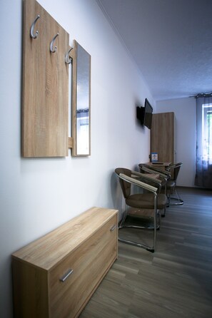 Driepersoonskamer, niet-roken, uitzicht op tuin | Een minibar, een bureau, een laptopwerkplek, verduisterende gordijnen