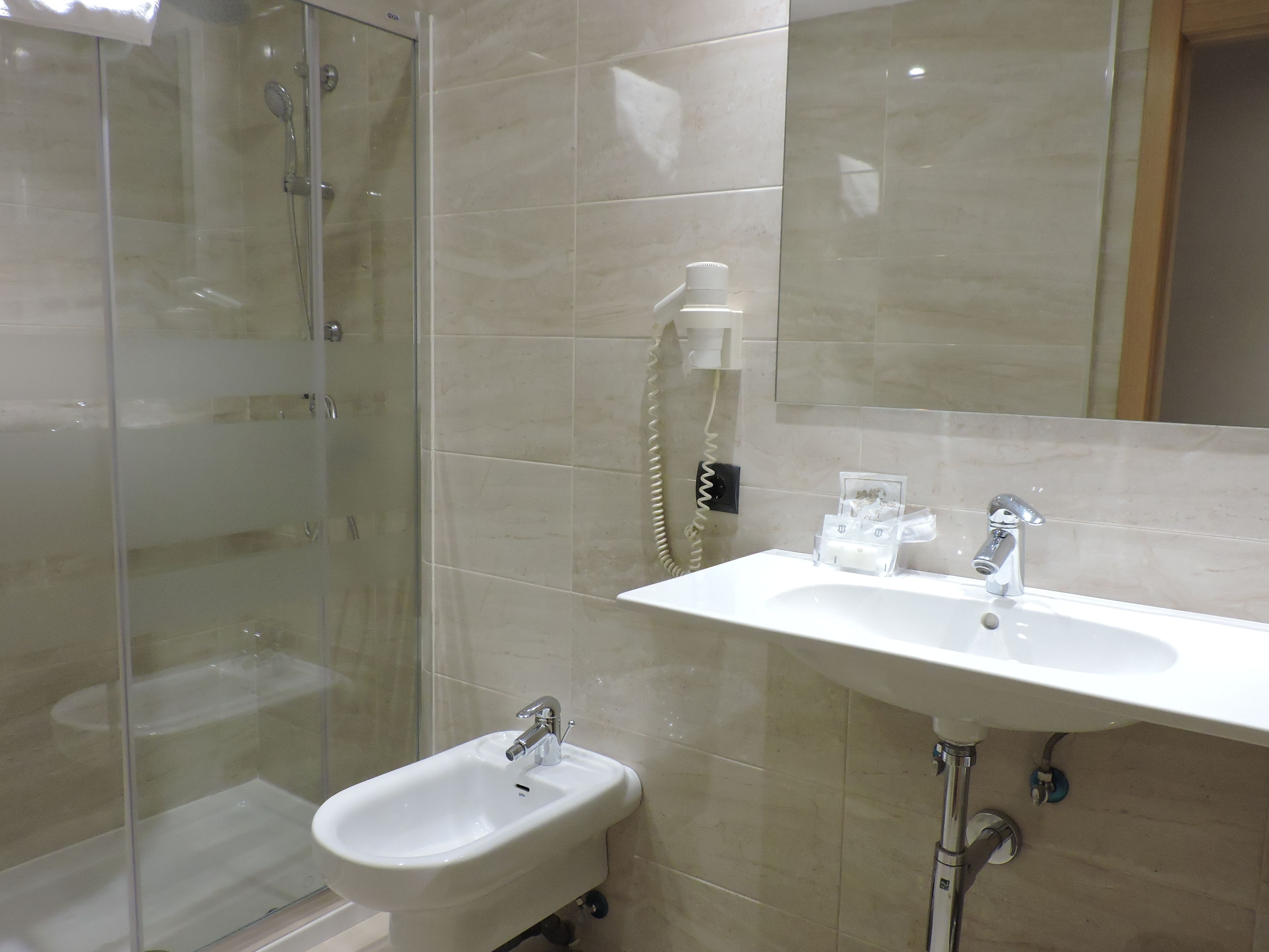 standard double room | bathroom | free toiletries, hair dryer, towels