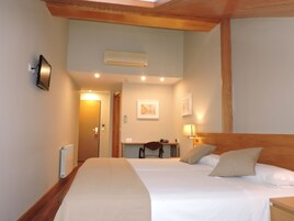 Habitación estándar doble | Minibar, escritorio, cortinas opacas y wifi gratis