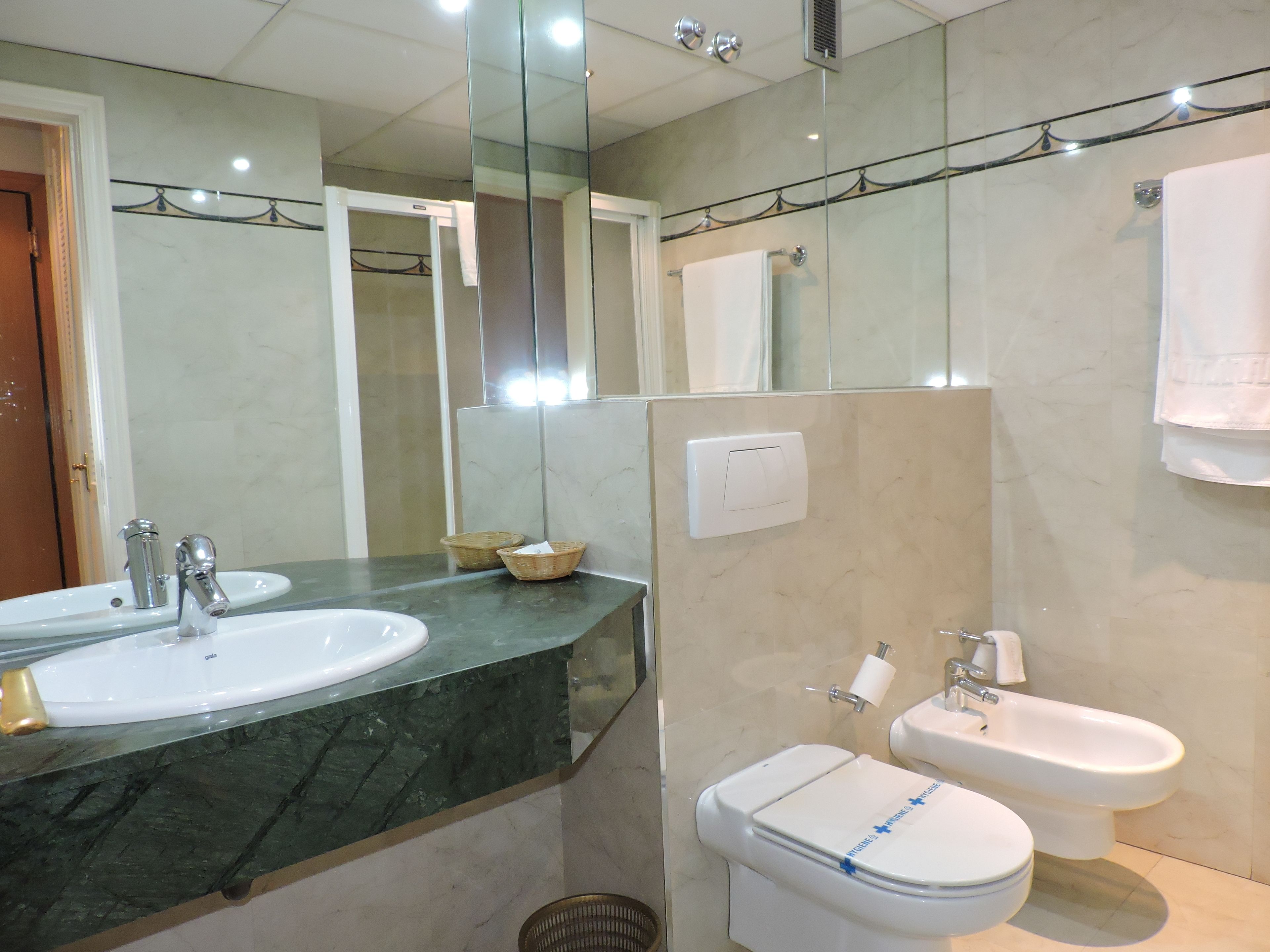 standard double room | bathroom | free toiletries, hair dryer, towels