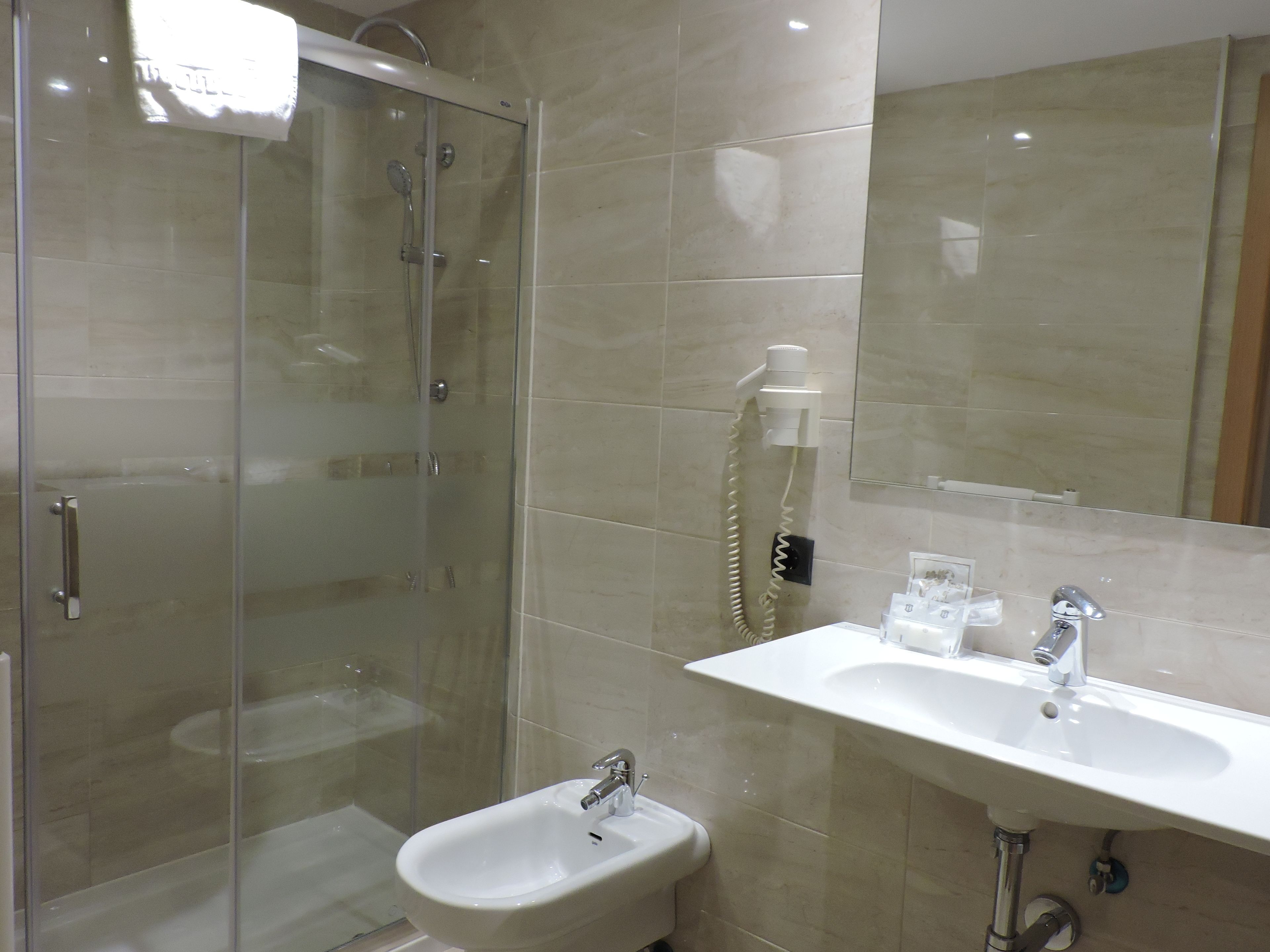 standard double room | bathroom | free toiletries, hair dryer, towels