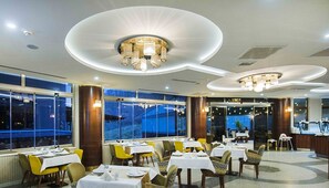 供应早餐、午餐和晚餐