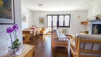 Apartment, 2 Bedrooms | Individually decorated, individually furnished, blackout drapes