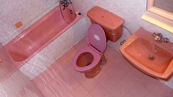 Duschwanne, Hausschuhe, Handtücher