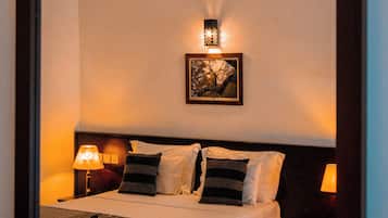 Deluxe Triple Room | Minibar, in-room safe, desk, iron/ironing board