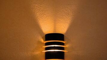 Un lampadario a parete con tre anelli concentrici di luce.