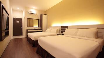 Escritorio, tabla de planchar con plancha y wifi gratis