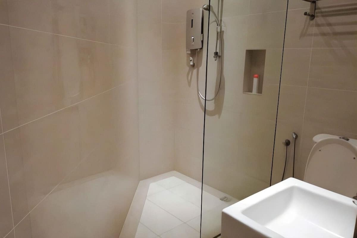 Ducha, artículos de tocador gratuitos, secador de pelo, bidet