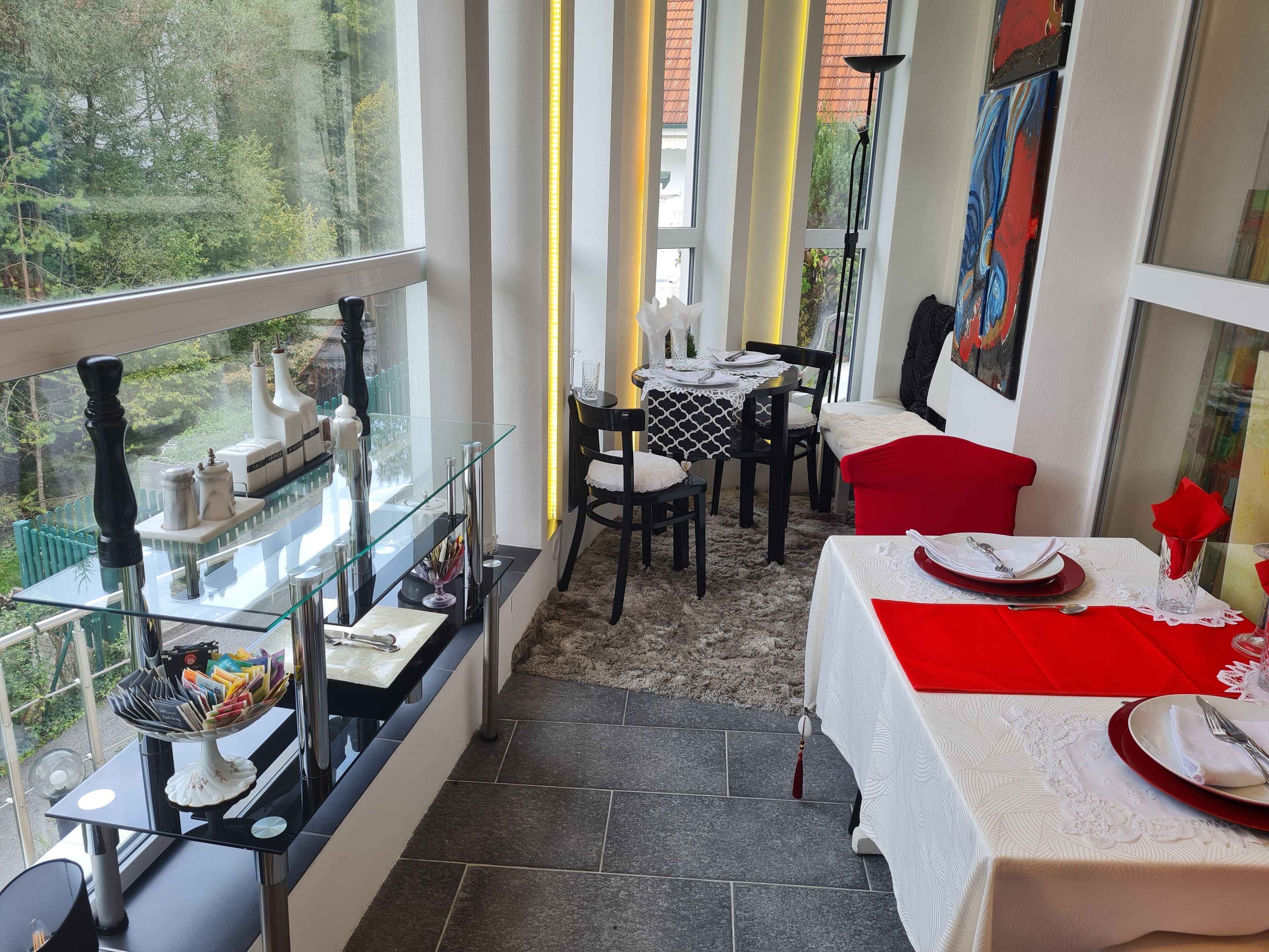 Tägliches Frühstücksbuffet (16.8 EUR pro Person)