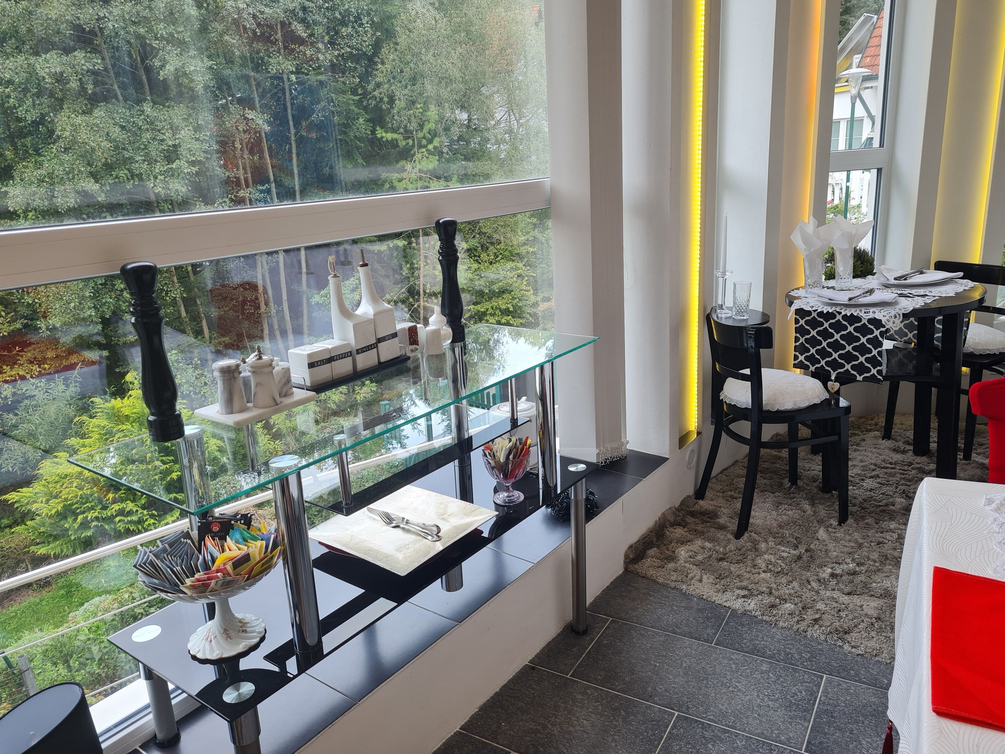 Desayuno buffet (EUR 16.8 por persona) 