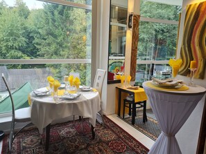 Dagelijks ontbijtbuffet (EUR 16.8 per persoon)