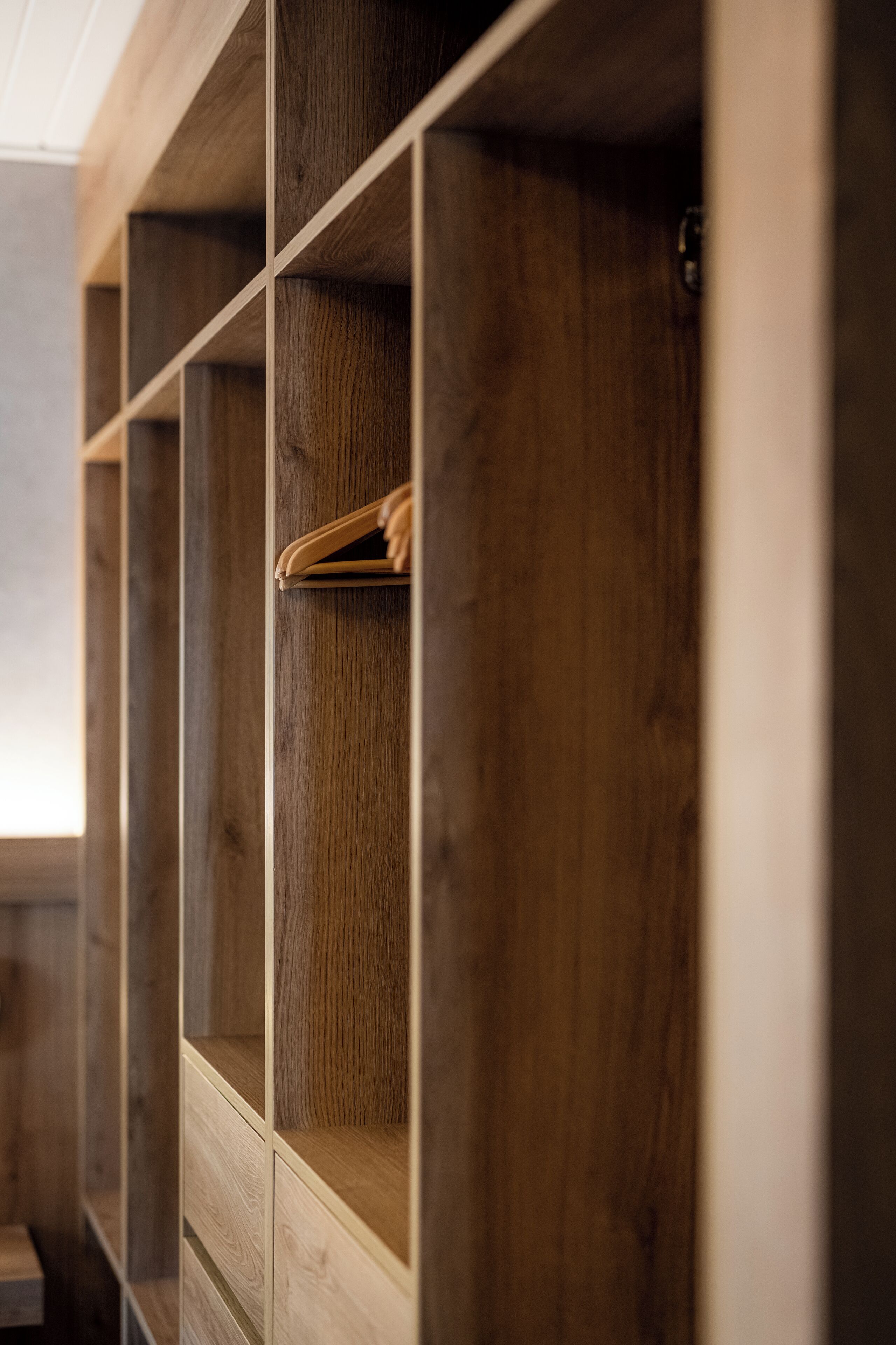 Een rij houten kluisjes met een eenvoudig, functioneel ontwerp.