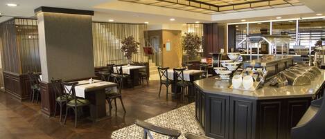 Un restaurant doté d’un îlot central, de plusieurs espaces de restauration et d’un sol à motifs.