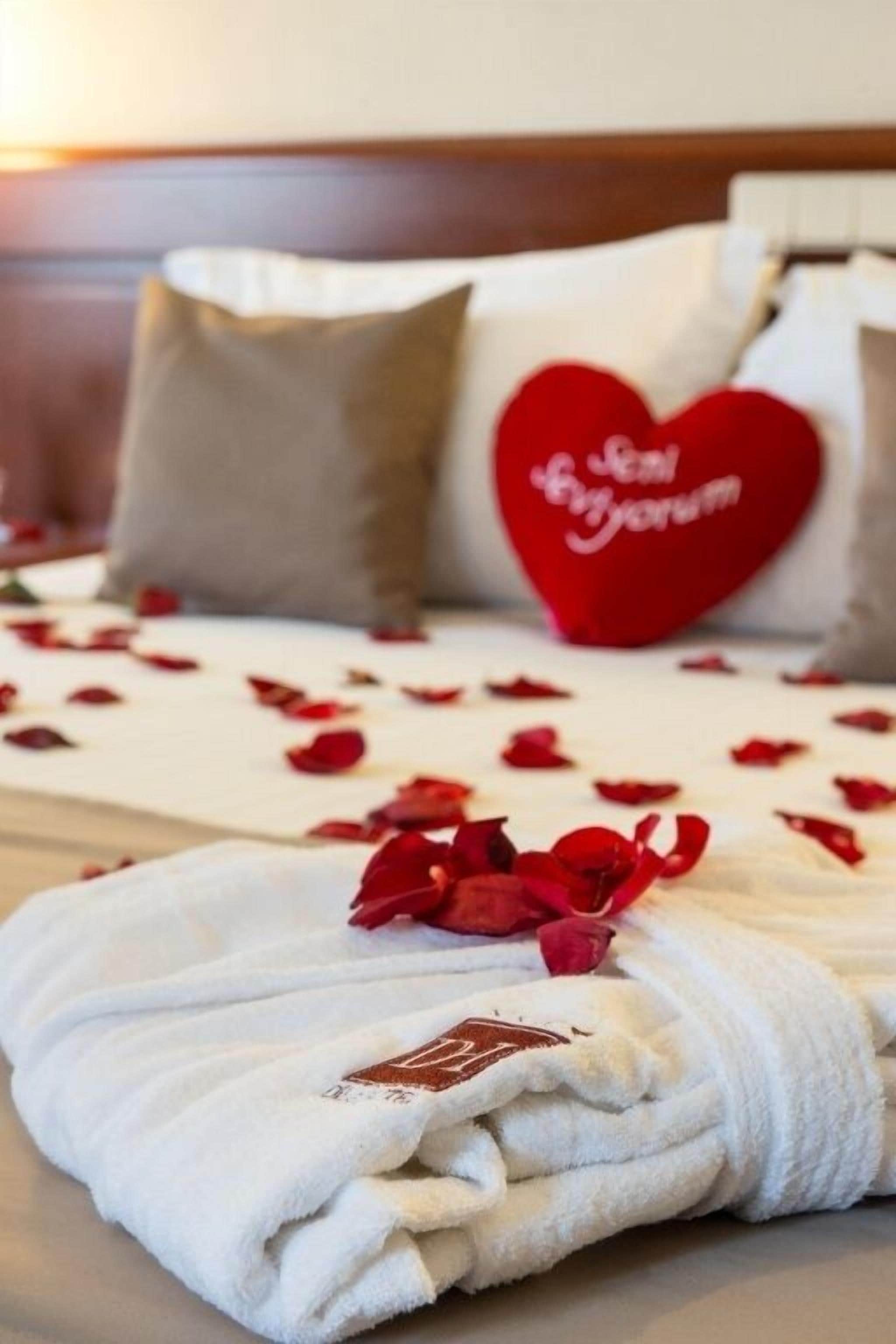 bathtub, deep-soaking bathtub, designer toiletries, hair dryer