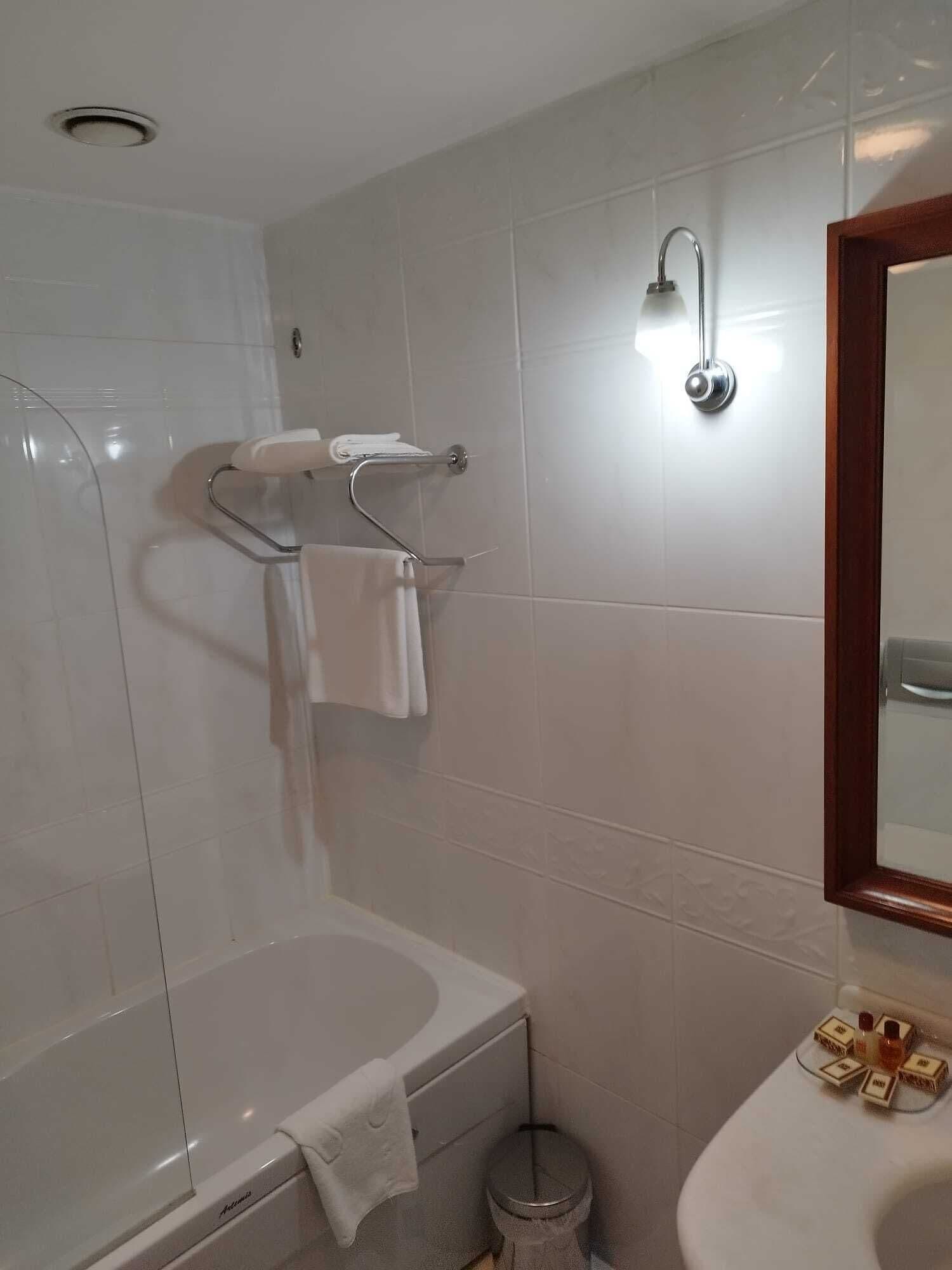 bathtub, deep-soaking bathtub, designer toiletries, hair dryer