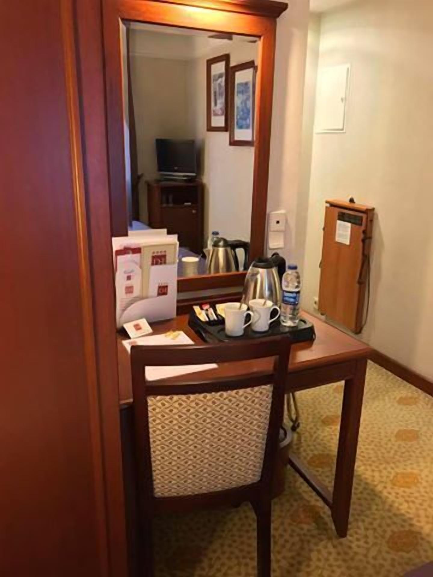 standard double or twin room | minibar, in-room safe, desk, iron/ironing board