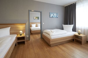 Quarto casal | Cofres nos quartos, escrivaninha, cortinas blackout, Wi-Fi de cortesia