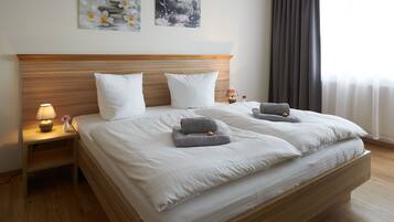 Dobbeltværelse | Pengeskab på værelset, skrivebord, mørklægningsgardiner, gratis Wi-Fi