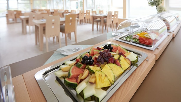 A buffet with a variety of fruits and vegetables. - Hotel Weimarer Berg (Apolda)