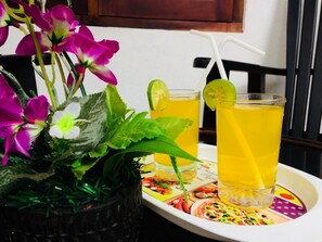 Free daily continental breakfast - Damith Tourist Inn (Mirissa)