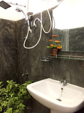 Shower, free toiletries, towels - Damith Tourist Inn (Mirissa)