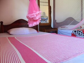 デラックス トリプルルーム 1 ベッドルーム ガーデンビュー ビーチサイド | デスク、防音設備、アイロン / アイロン台、ベビーベッド