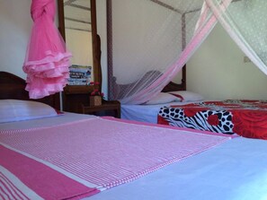 デラックス トリプルルーム 1 ベッドルーム ガーデンビュー ビーチサ  イド | デスク、防音設備、アイロン / アイロン台、ベビーベッド