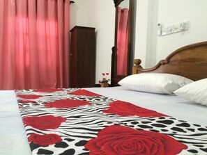 Desk, soundproofing, iron/ironing board, cribs/infant beds - Sun Rest Mirissa (Mirissa)