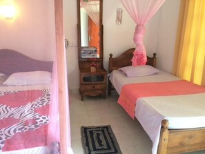 Desk, soundproofing, iron/ironing board, cots/infant beds - Sun Rest Mirissa (Mirissa)