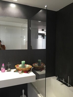 Badewanne und Dusche (separat), Handtücher