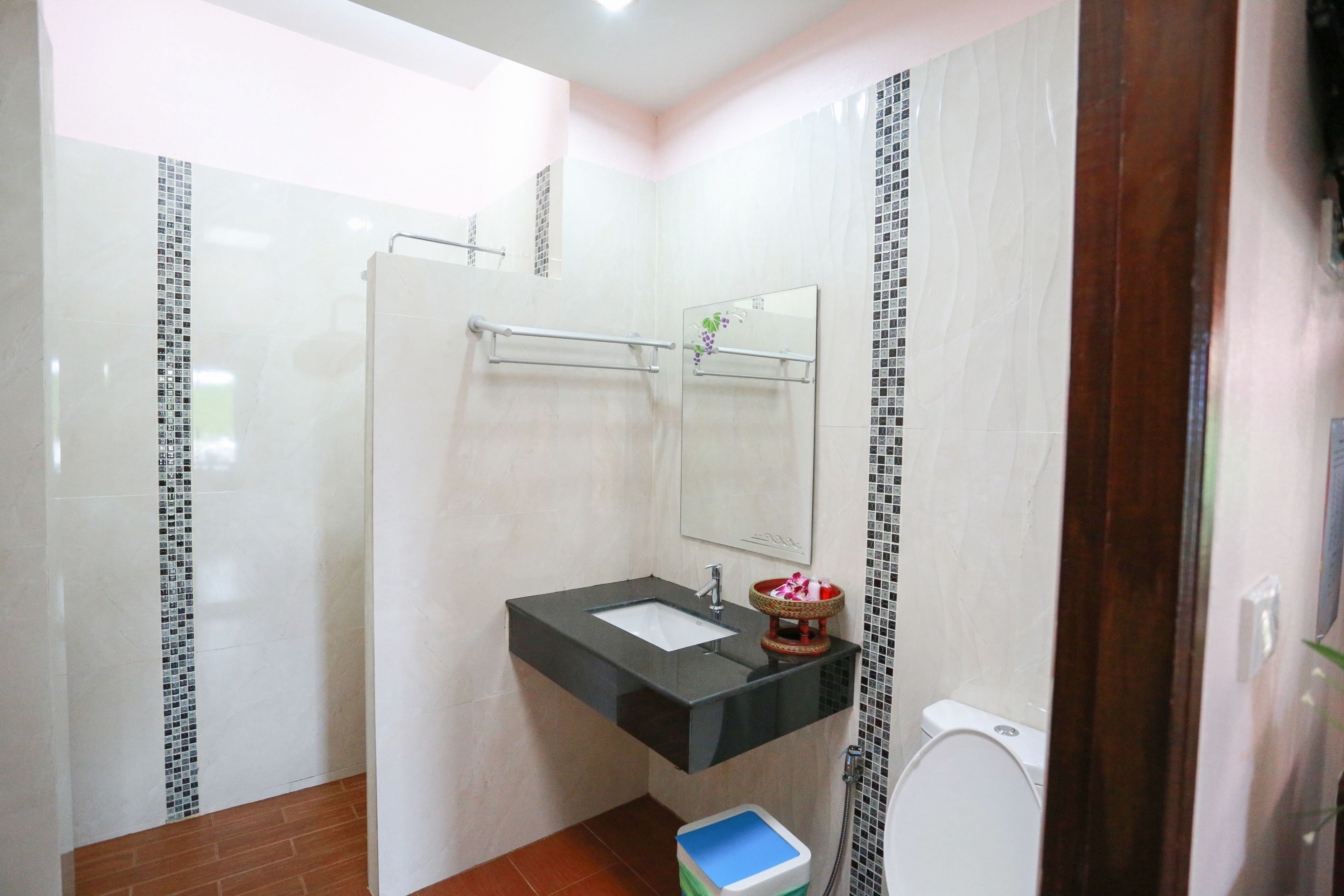 garden view | bathroom | shower, free toiletries, towels
