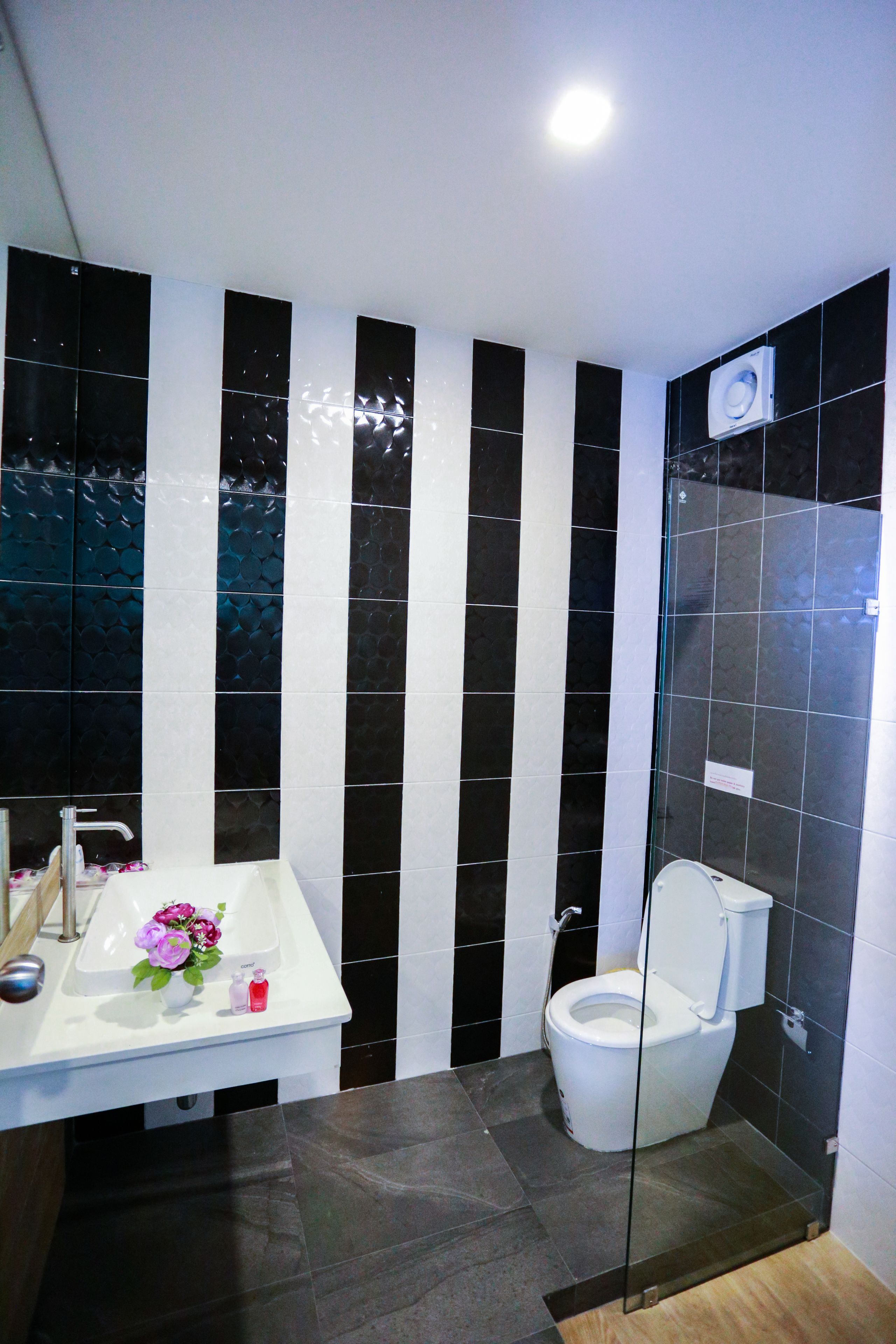 superior room | bathroom | shower, free toiletries, towels