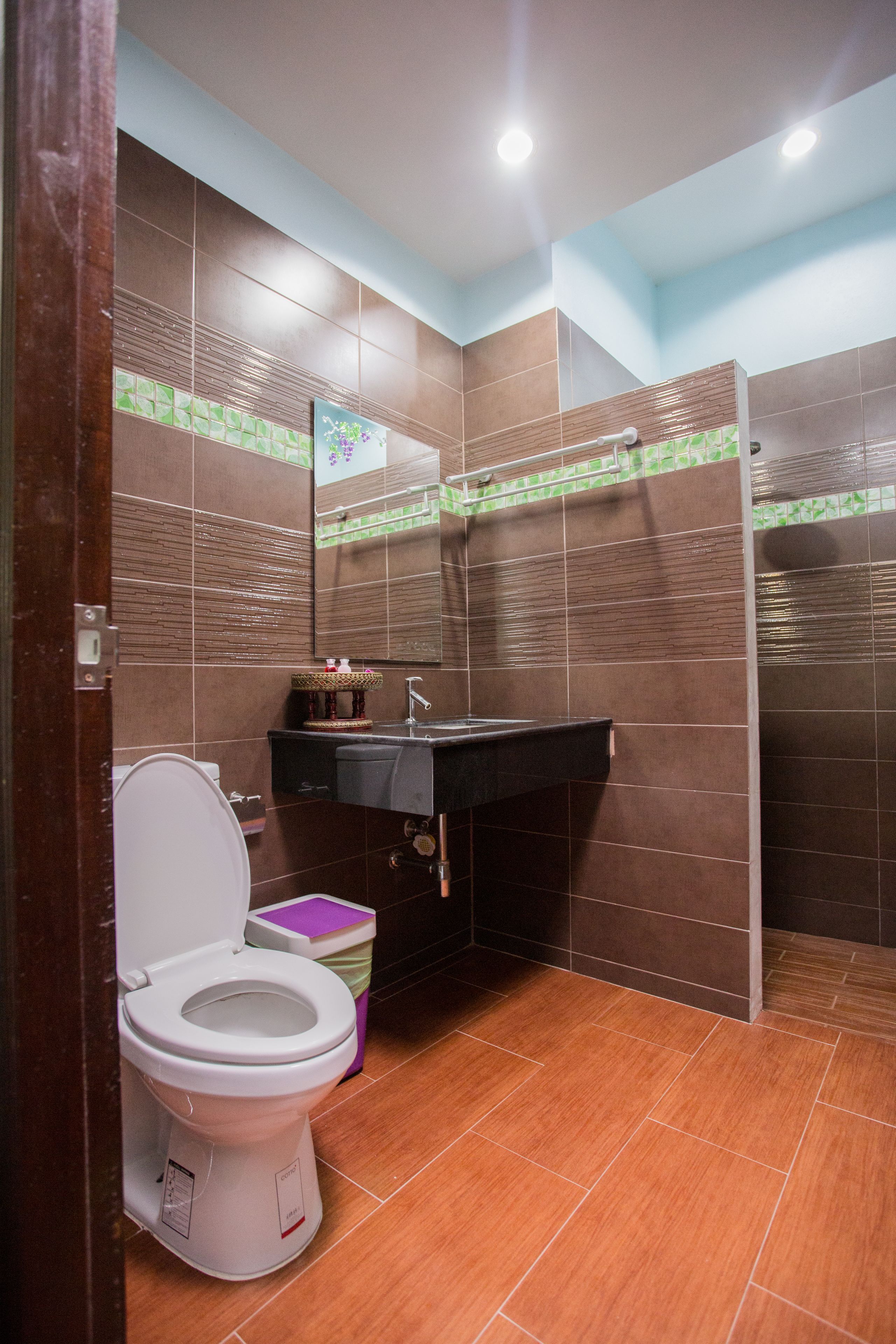 shower, free toiletries, towels