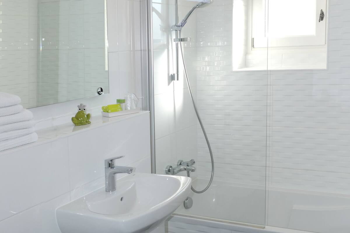 eco-friendly toiletries, hair dryer, towels