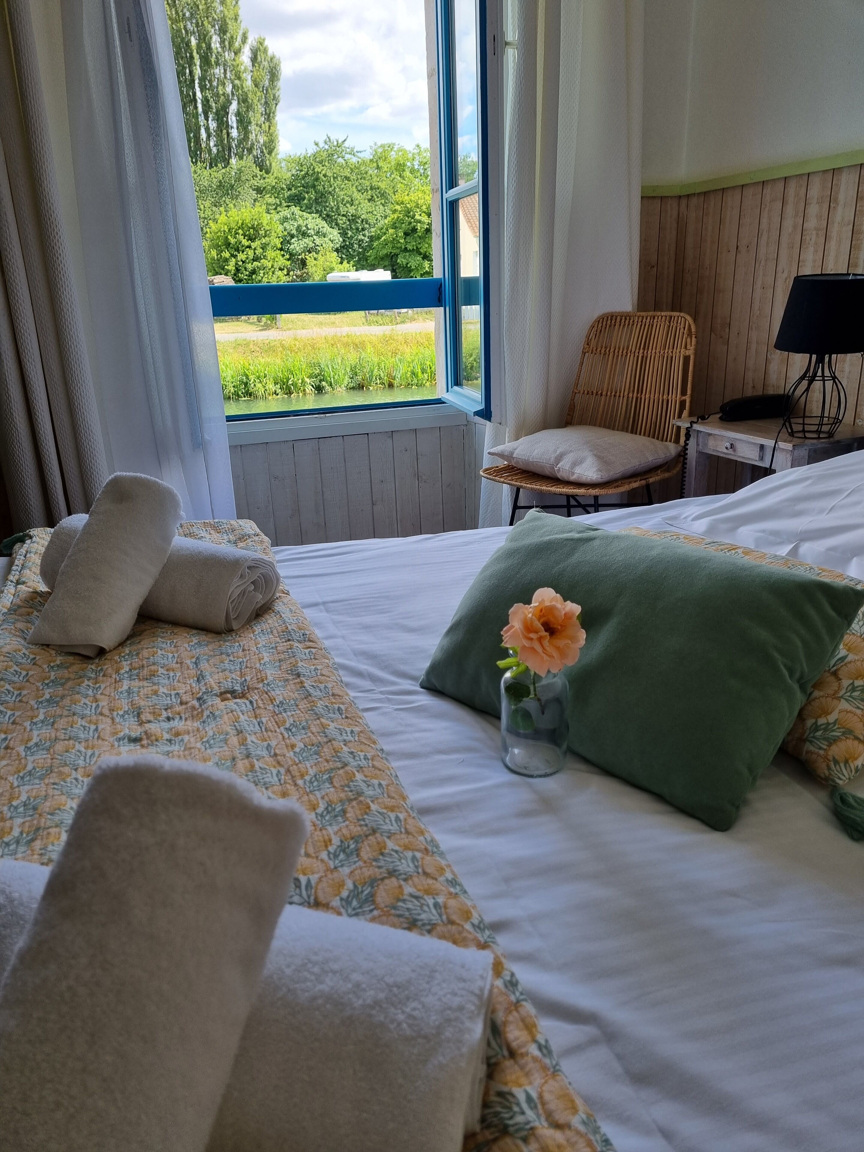 standard double room, 1 double bed, river view | individually decorated, individually furnished, desk, blackout curtains